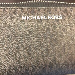 Micheal Kors jet set black MK wallet/ phone case(Authentic)